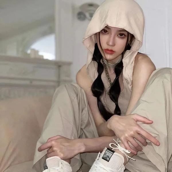 戴流苏耳环的少女